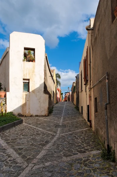 Piccola strada in città italiana convergente in prospettiva — Foto Stock