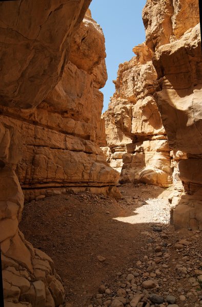 Узкий проход между двумя скалами в каньоне пустыни
