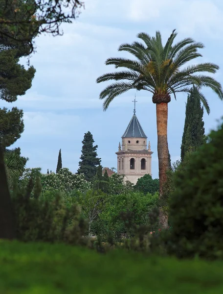 Kościół w pałacu alhambra, z ogrodów Alhambry — Zdjęcie stockowe