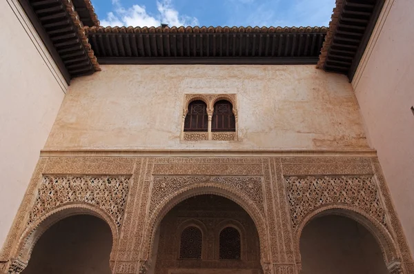 Courtyard in Alhambra palace in Granada, Spain — Stock Photo, Image