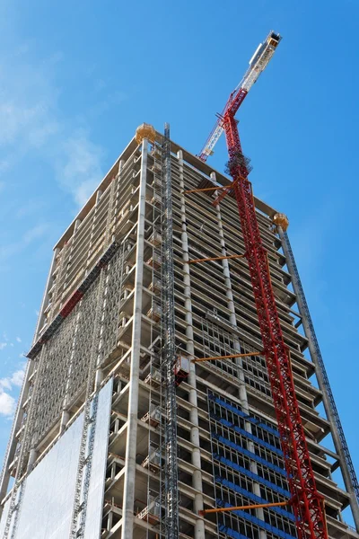 Opheffing van de kraan en hoge gebouw in aanbouw — Stockfoto