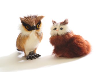 sevimli yumuşak oyuncaklar çifti: yavru kedi ve baykuş, izole