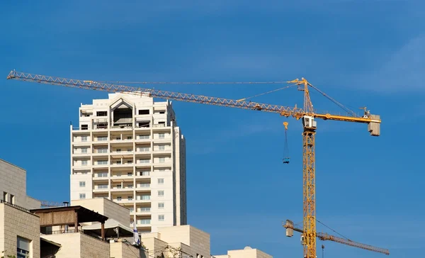 Hijs kraan en appartement gebouw in aanbouw — Stockfoto