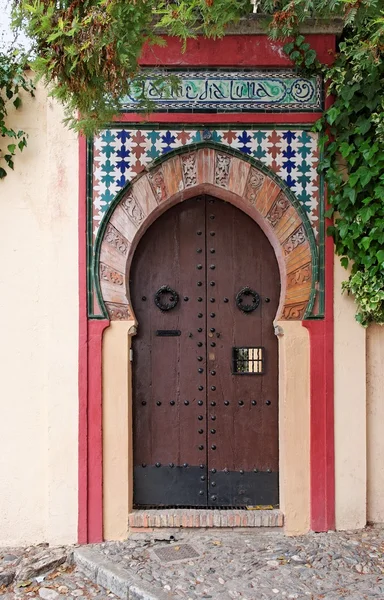 Porta de estilo mourisco de uma casa em Granada, Espanha — Fotografia de Stock