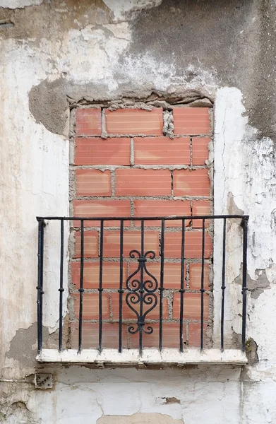 Porta da varanda velha bloqueada por parede de tijolo — Fotografia de Stock