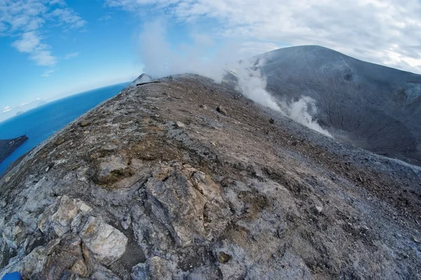 Fisheye uitzicht van de krater van de vulkaan eiland in de buurt van Sicilië, Italië — Stockfoto