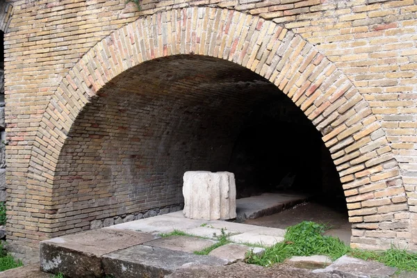 Ancienne arche en brique au petit théâtre romain de Taormine, Sicile, Italie — Photo
