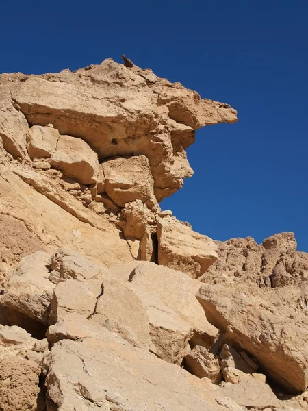 Γραφική ξεπερασμένο κίτρινο βράχο στην έρημο πέτρα — Φωτογραφία Αρχείου