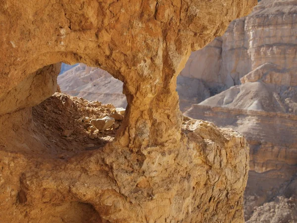 Venster in de oranje zandsteen rotsen in de steenwoestijn — Stockfoto