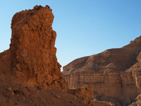 Festői pillér rock egy kő sivatagban naplementekor — Stock Fotó