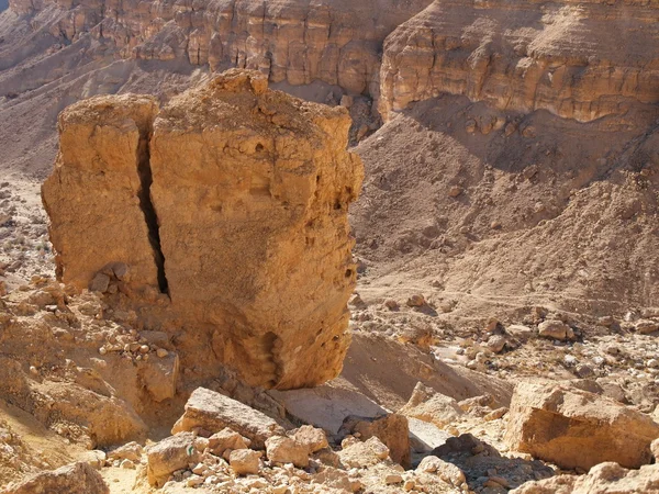 Scène rocher orange fissuré dans le désert de pierre — Photo