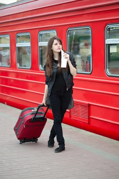Młoda kobieta z bagażem czeka pociąg — Zdjęcie stockowe