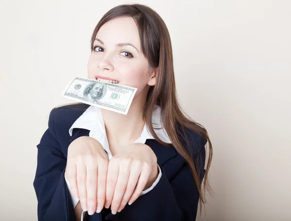 Fiatal nő, 100 dollárt a szájába — Stock Fotó