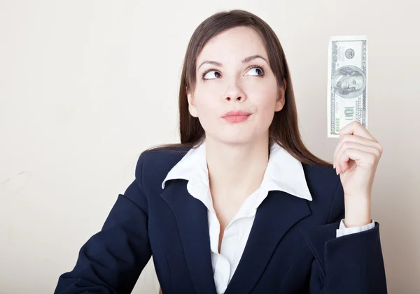 Mulher está olhando para nota de 100 dólares — Fotografia de Stock