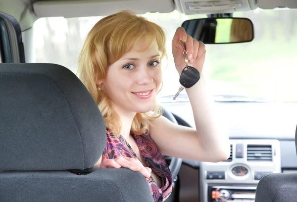 Uma jovem mulher sorridente com chaves de carro — Fotografia de Stock