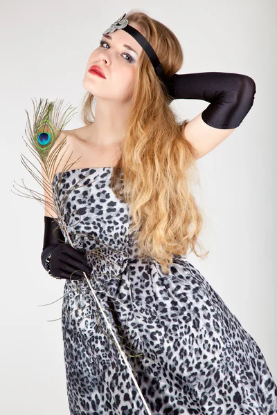 Jonge vrouw is poseren met een pauw veren — Stockfoto