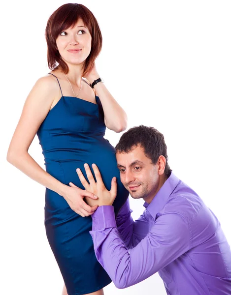 Мужчина слушает живот беременной жены — стоковое фото