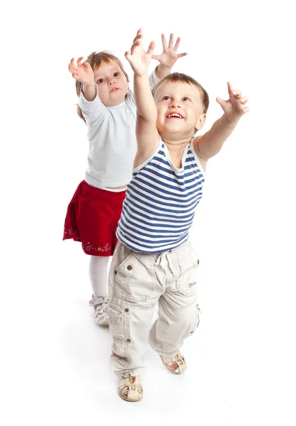Забавный мальчик и девочка играют в студии — стоковое фото