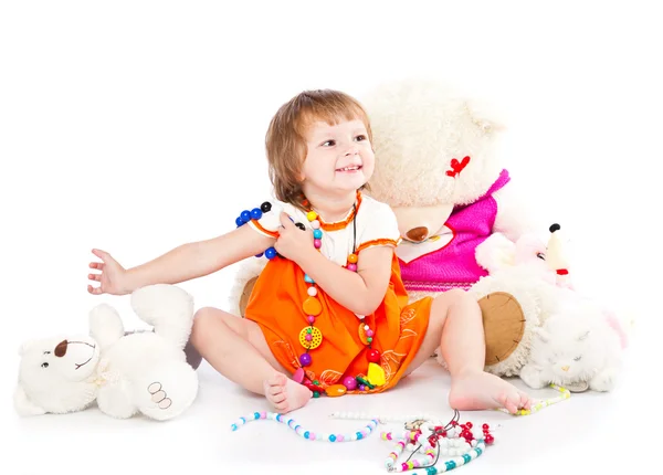 微笑んでいる女の子はおもちゃで遊んでいます。 — ストック写真