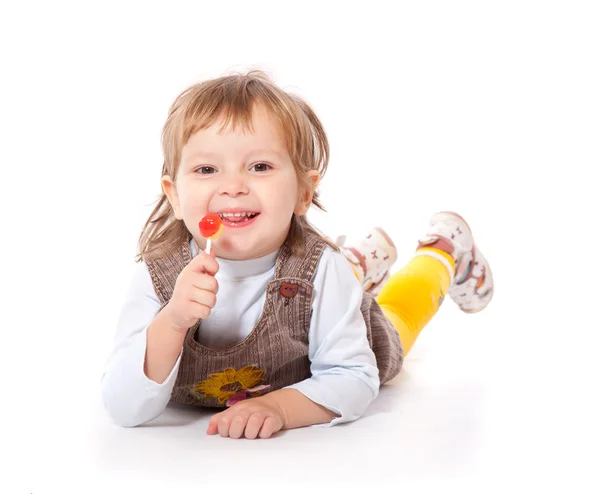 Счастливый улыбающийся ребенок с конфетами — стоковое фото