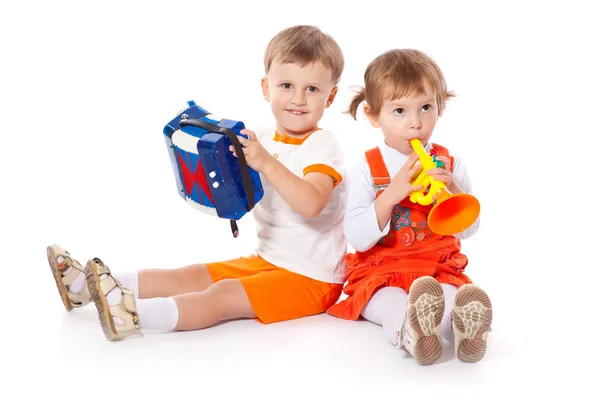 Děti s hračkami v ateliéru — Stock fotografie