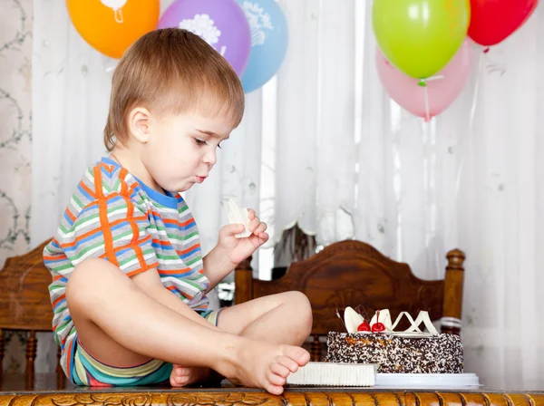 Мальчик с тортом — стоковое фото