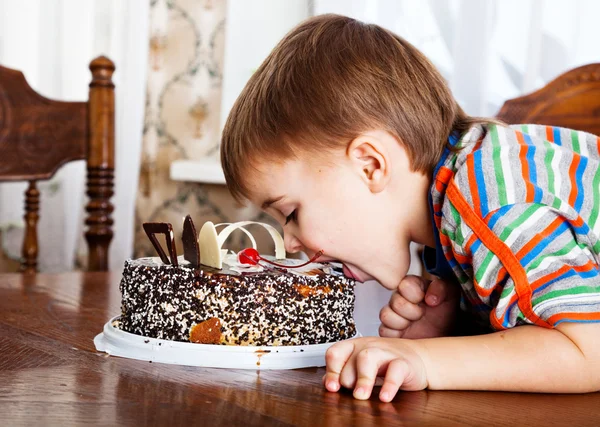Boy with the cake — Stock Photo, Image