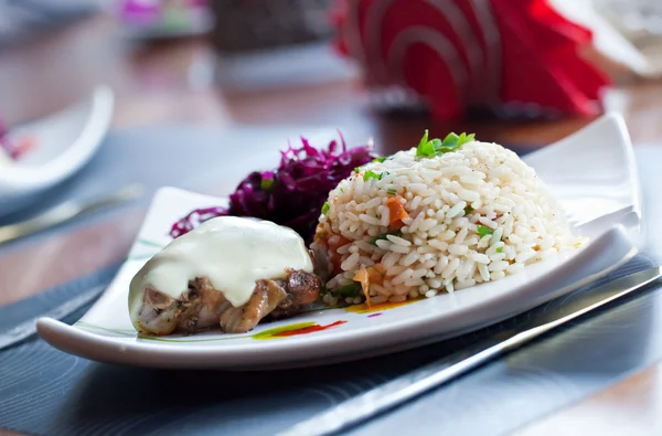 Ryż z mięsem i warzywami — Zdjęcie stockowe
