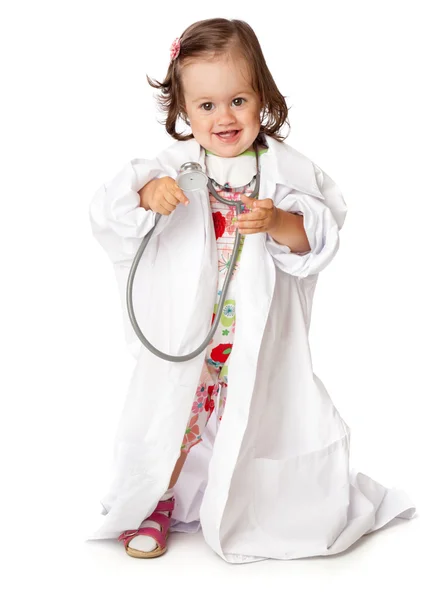 Küçük bir kız doktor oynuyor - Stok İmaj