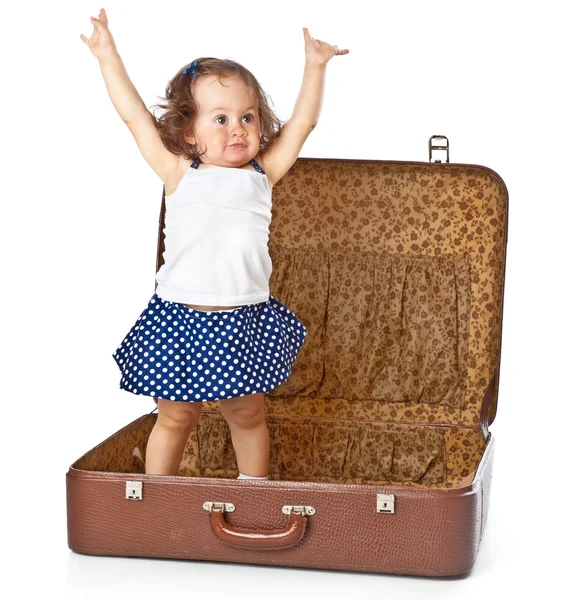 Ein Mädchen im Koffer. — Stockfoto