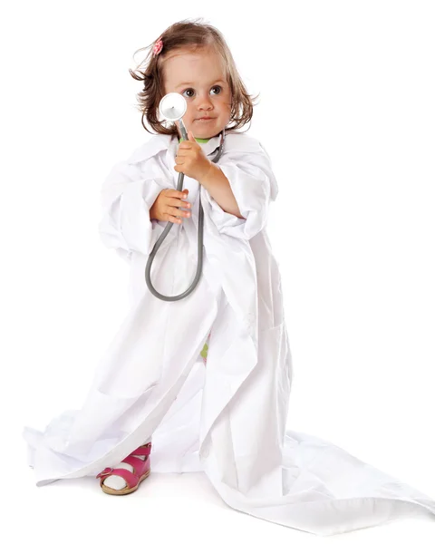 En liten flicka spelar som läkare — Stockfoto