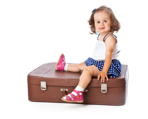 Una bambina sulla valigia — Foto Stock