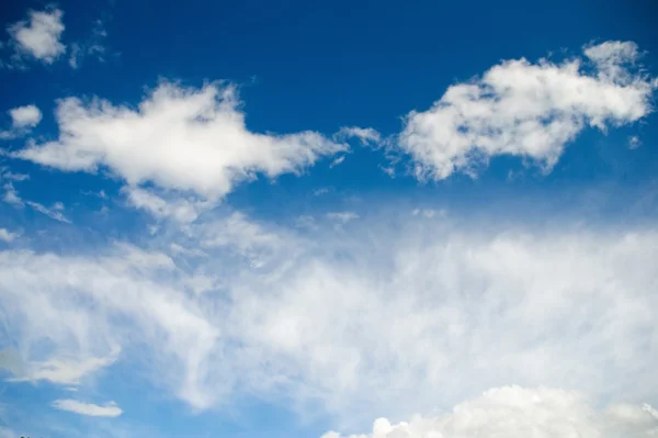 Blaue Wolkenlandschaft — Stockfoto