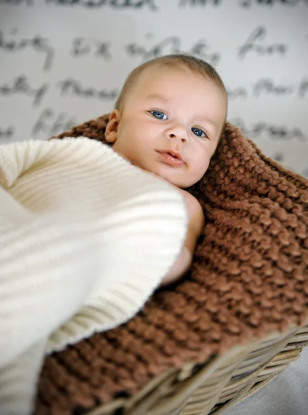 Nyfött barn i en korg — Stockfoto