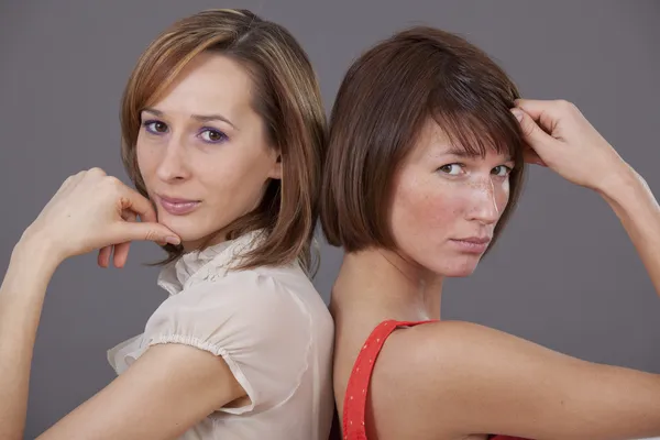 Porträtt av två kvinnor i studio — Stockfoto