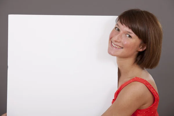 Donna sorridente con striscione bianco — Foto Stock