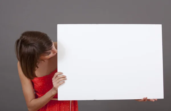Kobieta, patrząc na białe transparent — Zdjęcie stockowe