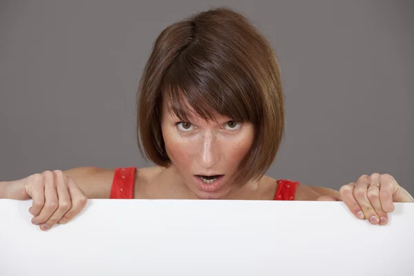 Mujer sorprendida con bandera blanca —  Fotos de Stock