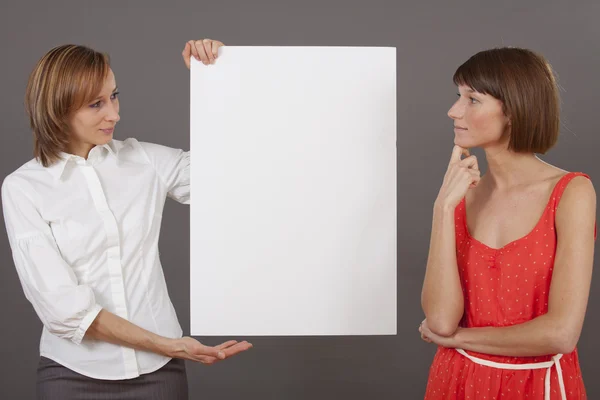 Duas mulheres com placa branca em branco — Fotografia de Stock