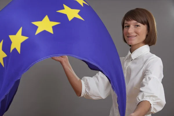 Frau schwenkt europäische Flagge — Stockfoto
