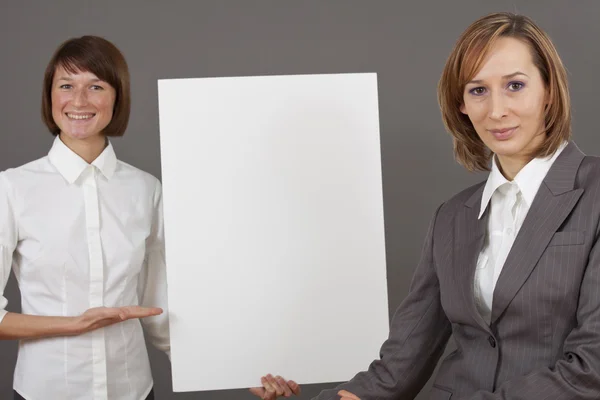 Frauen mit weißer Plakatwand — Stockfoto