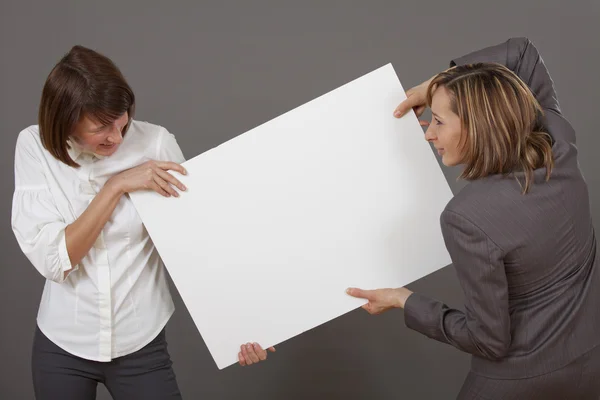Ženy hádají tabule — Stock fotografie