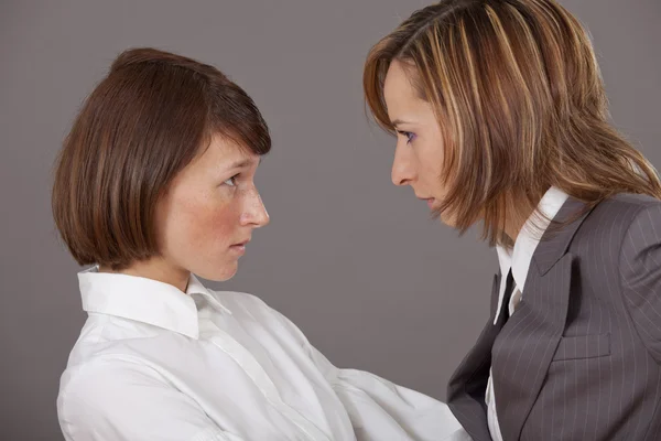 Две конфликтующие деловые женщины — стоковое фото