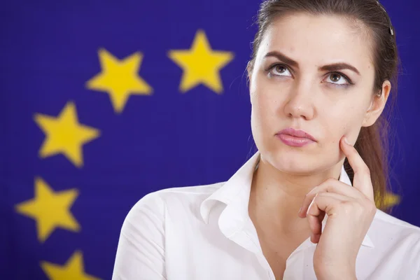 Kobieta myśli nad flagą europejską — Zdjęcie stockowe