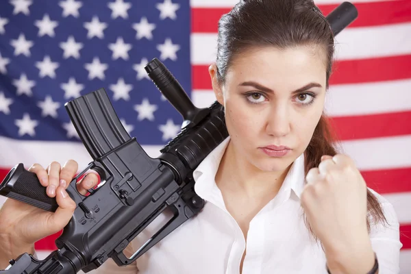 Mujer con ametralladora amenazando —  Fotos de Stock