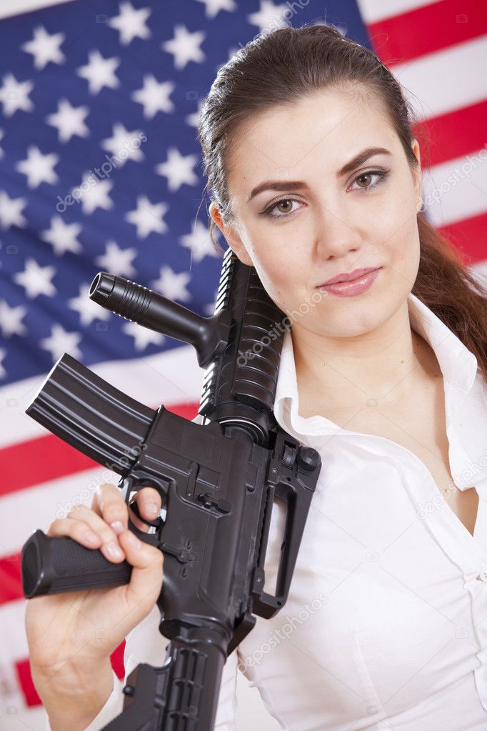 Femme patriotique avec arme sur drapeau américain image libre de