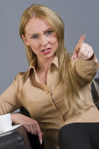 Mulher frustrada apontando com o dedo — Fotografia de Stock