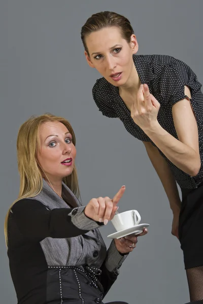 Twee vrouwen gossip — Stockfoto