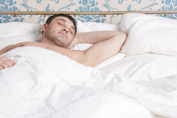 睡在床上的男人 — 图库照片