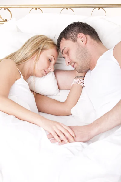 ベッドに寝そべってるカップル — ストック写真
